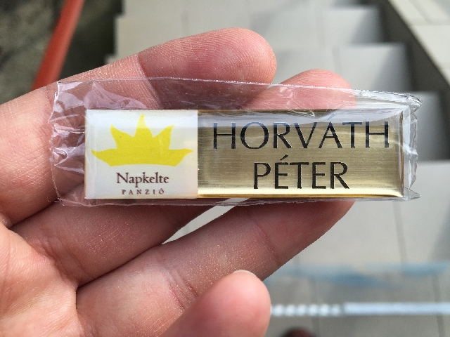 Egyedi névkitűző